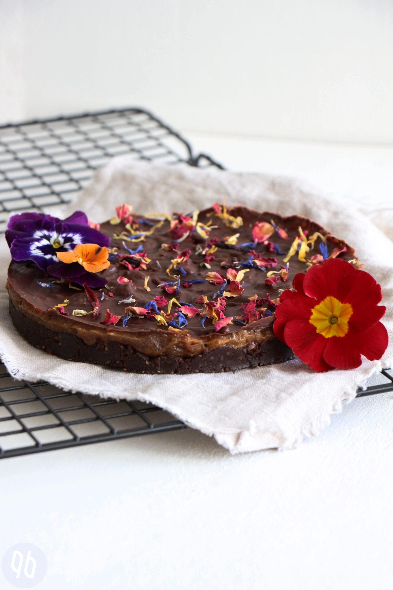 {Rezept} Rohköstlicher Schokoladen-Karamell-Kuchen - Glücksgenuss