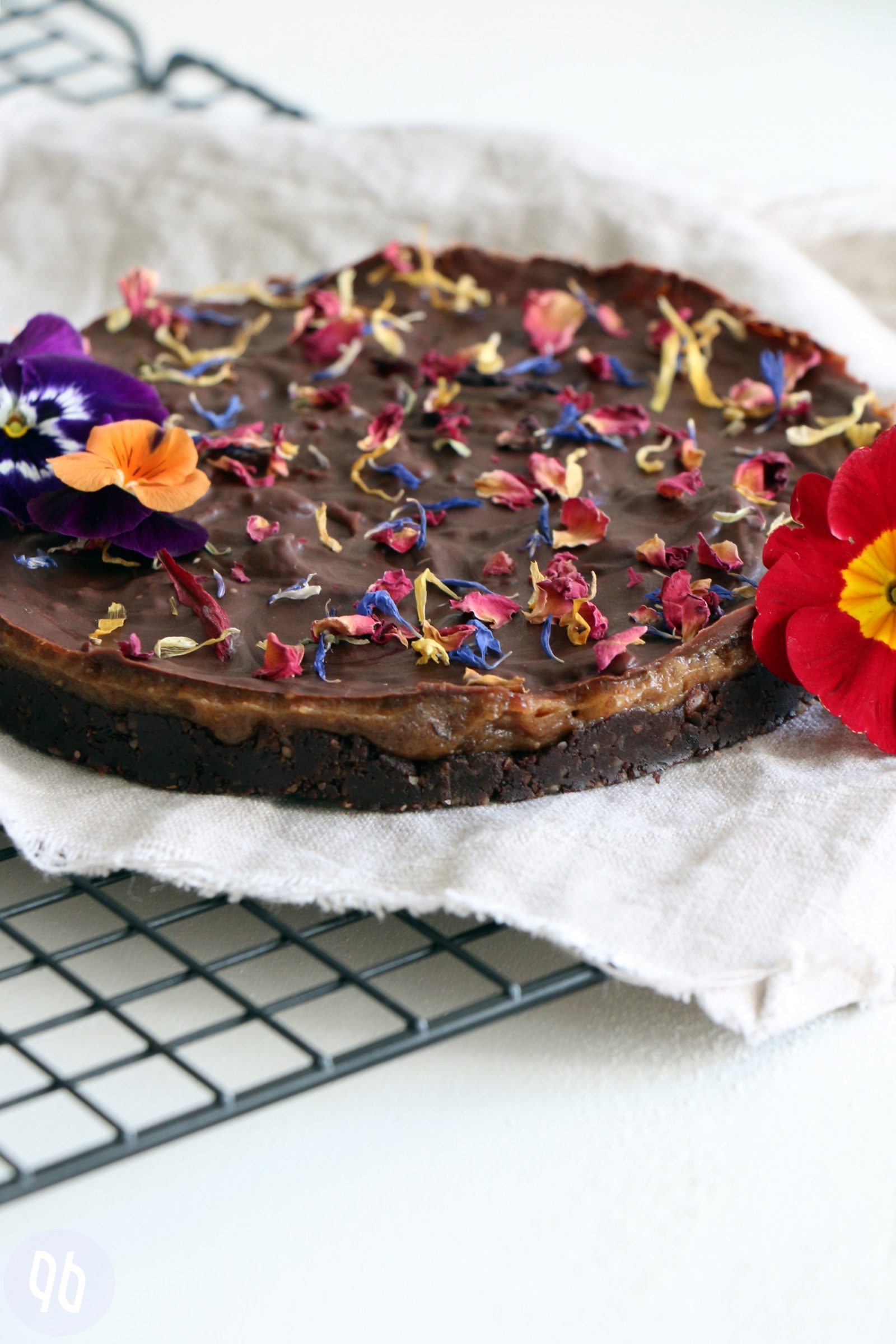 {Rezept} Rohköstlicher Schokoladen-Karamell-Kuchen - Glücksgenuss