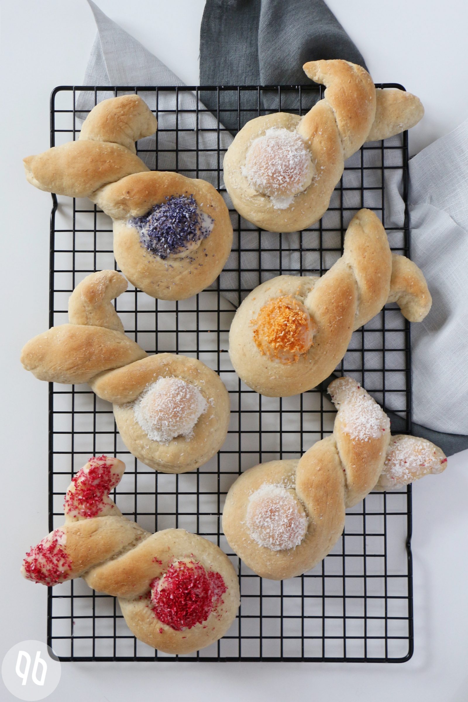 {Rezept} Süße Osterhasen aus leckerem Kokos-Hefeteig - Glücksgenuss