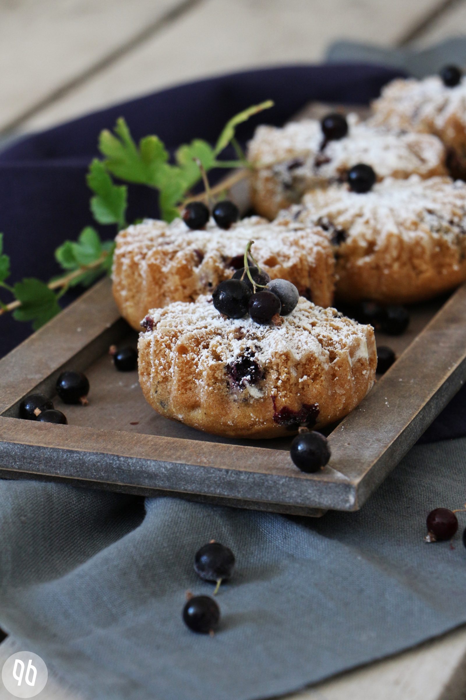 {Rezept} Teekuchen mit schwarzen Johannisbeeren - Glücksgenuss {Rezept} Teekuchen mit schwarzen Johannisbeeren - Glücksgenuss