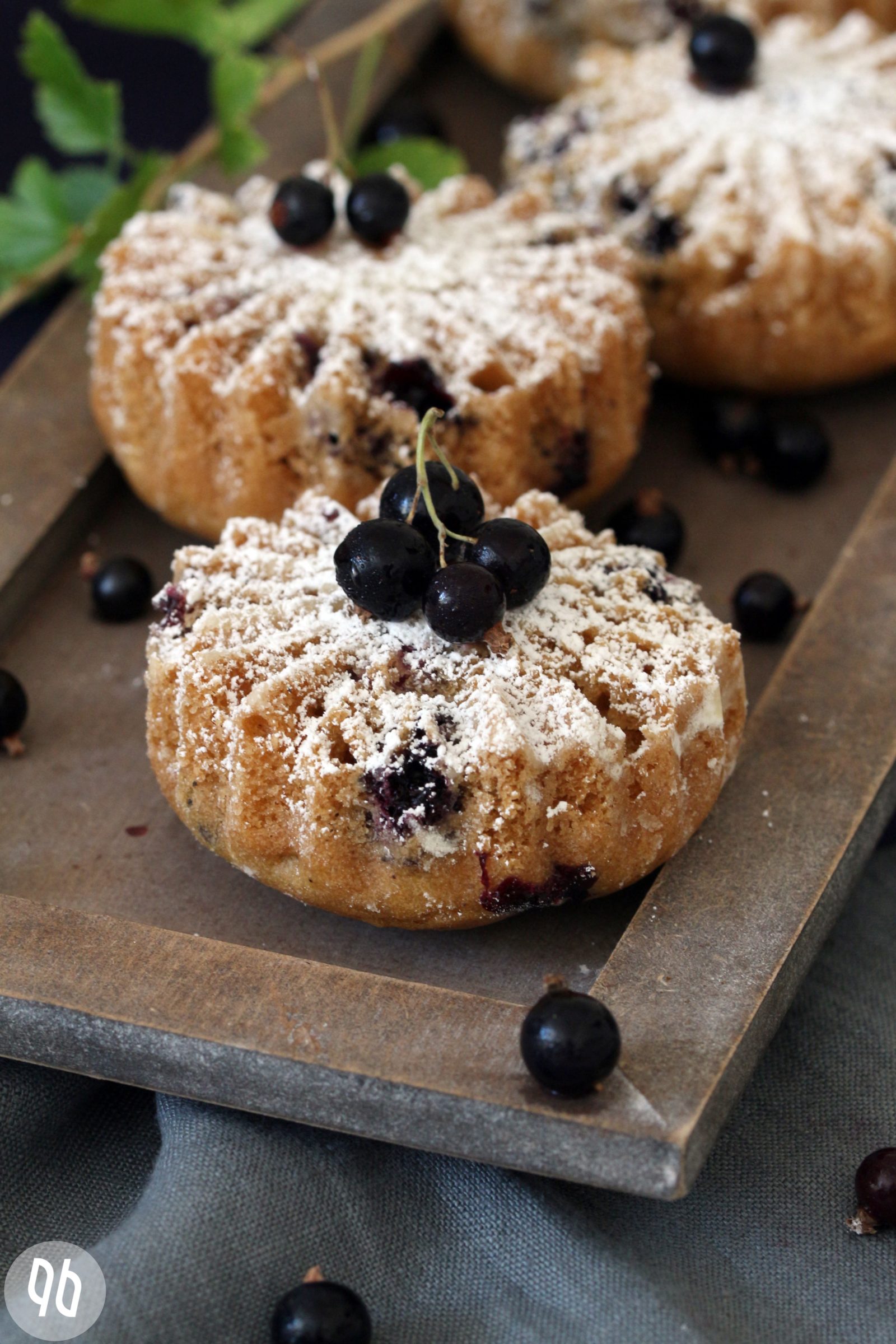 {Rezept} Teekuchen mit schwarzen Johannisbeeren - Glücksgenuss {Rezept} Teekuchen mit schwarzen Johannisbeeren - Glücksgenuss
