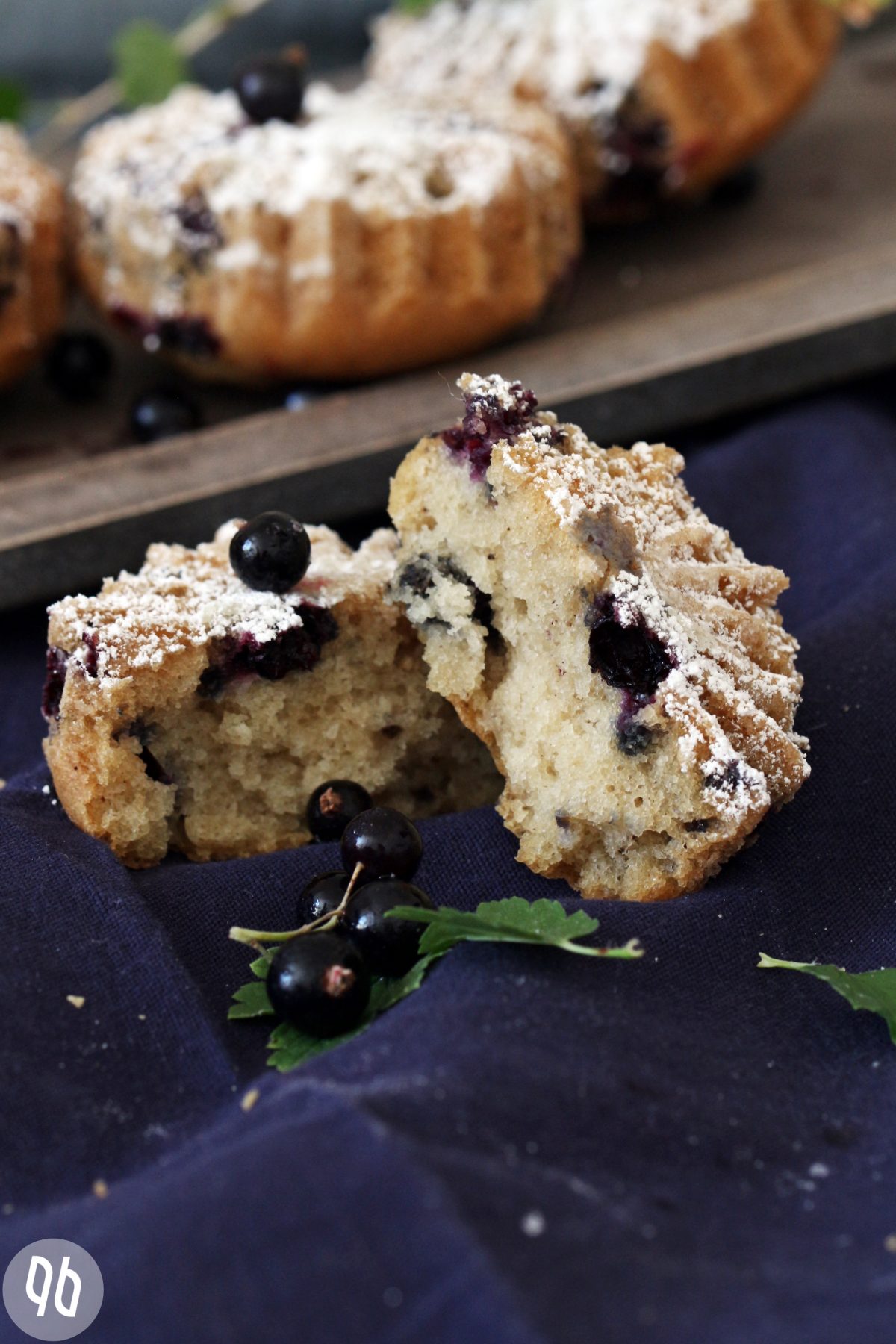 {Rezept} Teekuchen mit schwarzen Johannisbeeren - Glücksgenuss {Rezept} Teekuchen mit schwarzen Johannisbeeren - Glücksgenuss