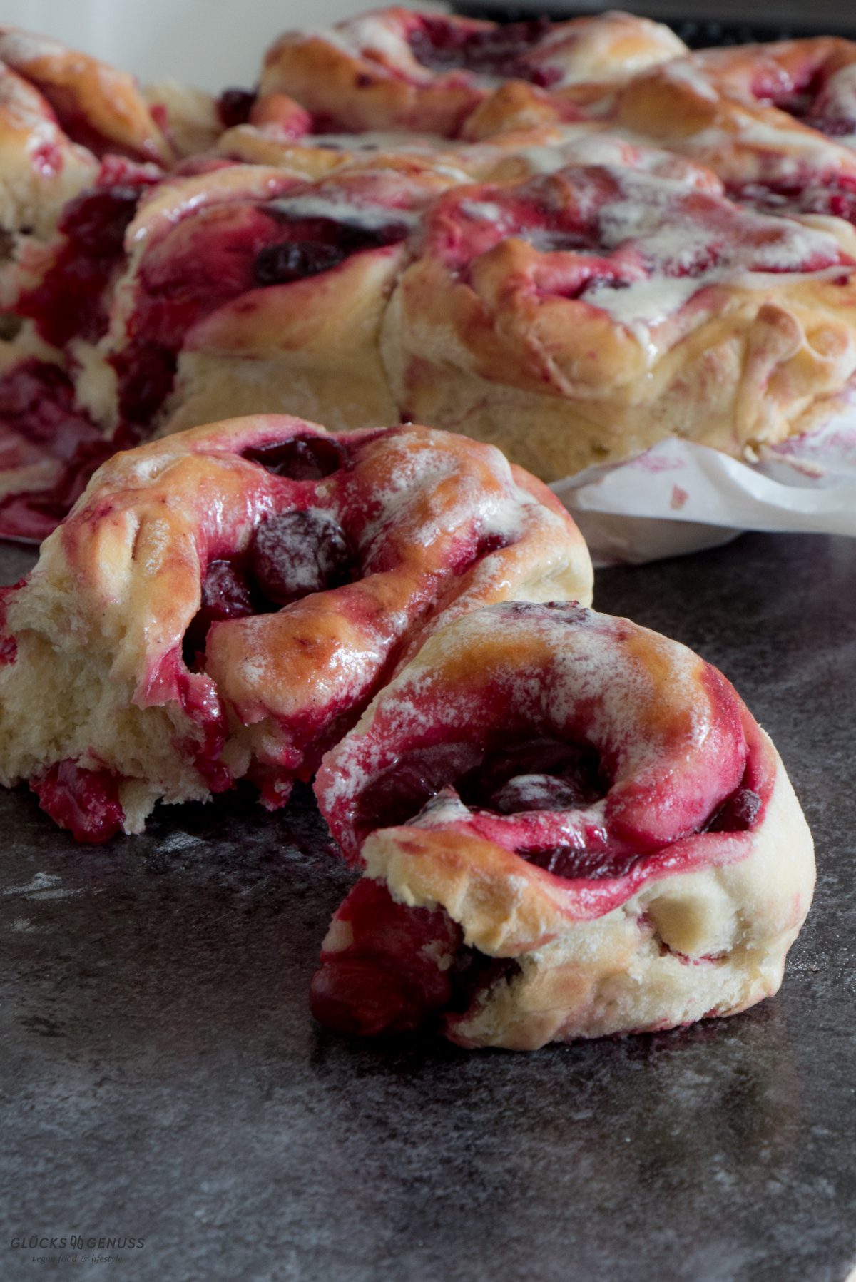 {Rezept} Hefeschnecken mit Kirschfüllung / vegan - Glücksgenuss {Rezept} Hefeschnecken mit Kirschfüllung / vegan - Glücksgenuss