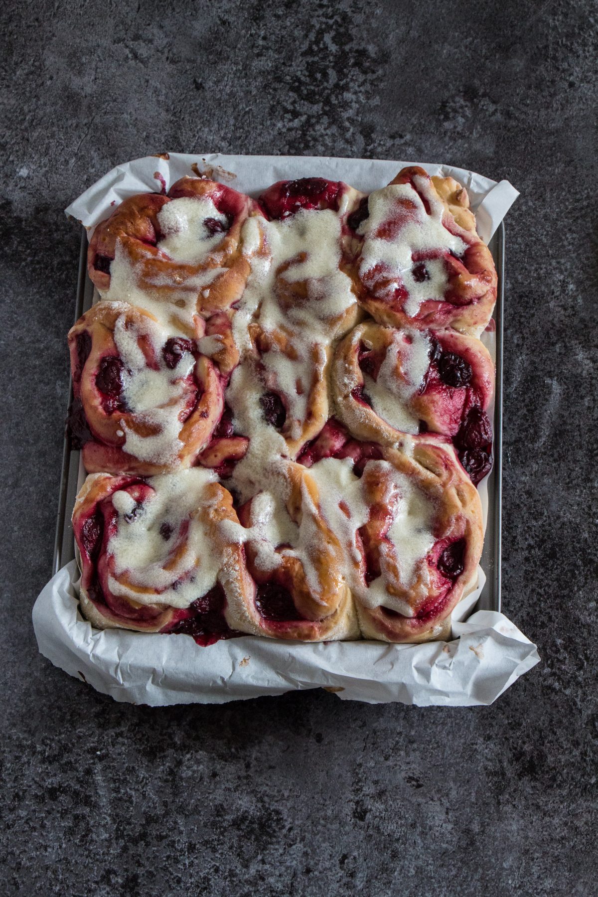 {Rezept} Hefeschnecken mit Kirschfüllung / vegan - Glücksgenuss {Rezept} Hefeschnecken mit Kirschfüllung / vegan - Glücksgenuss