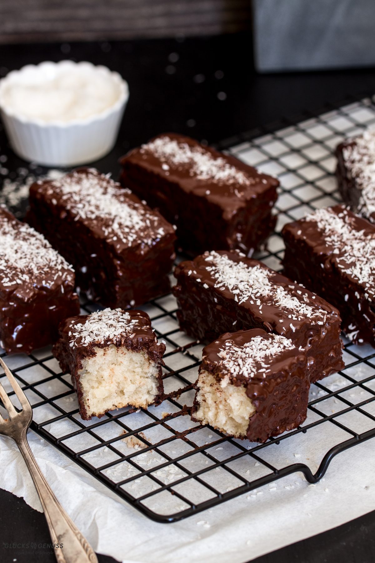 Bountykuchen mit Kokos & Schokolade - Glücksgenuss Bountykuchen mit Kokos & Schokolade - Glücksgenuss