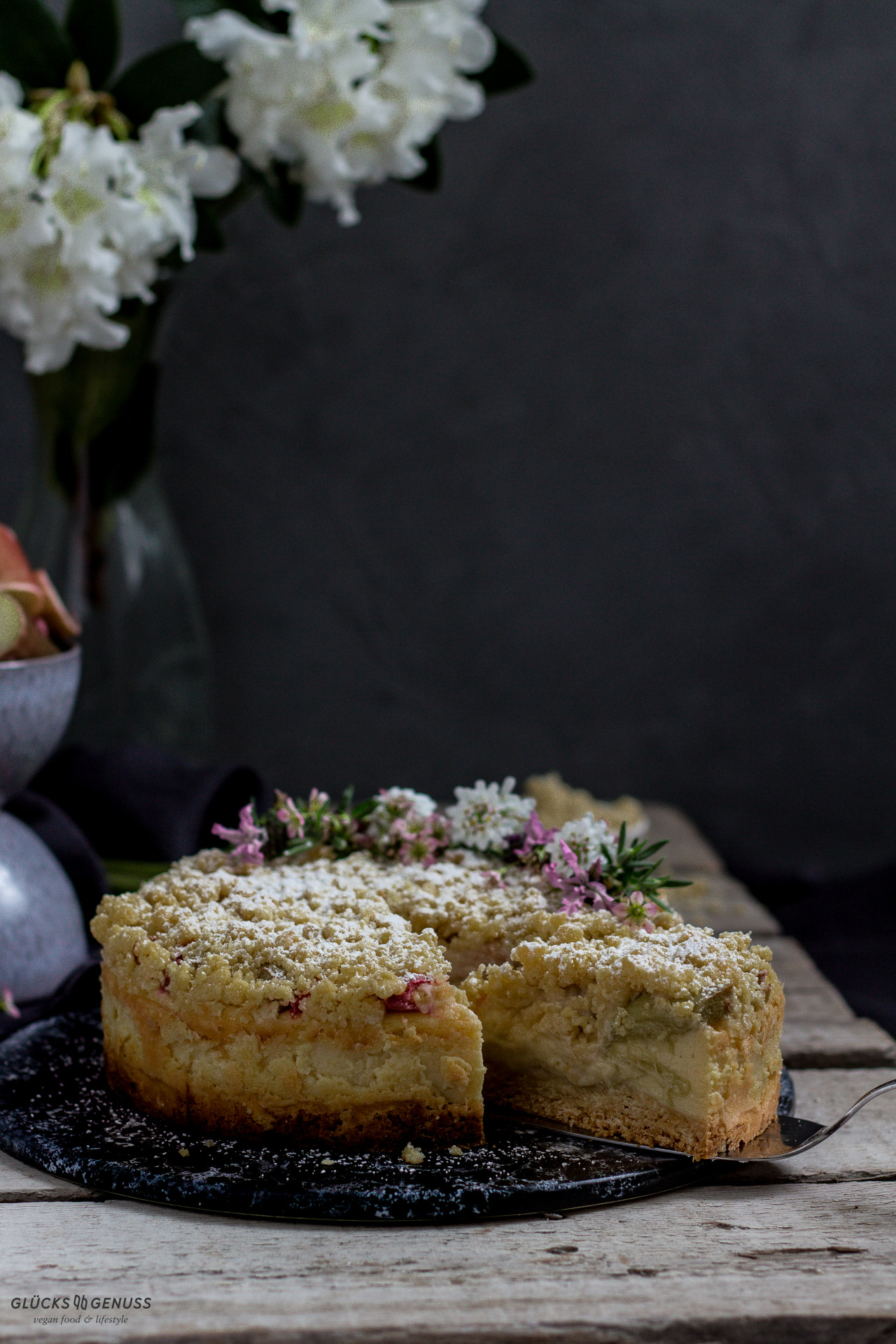 Rhabarber-Käsekuchen mit Streuseln - Glücksgenuss