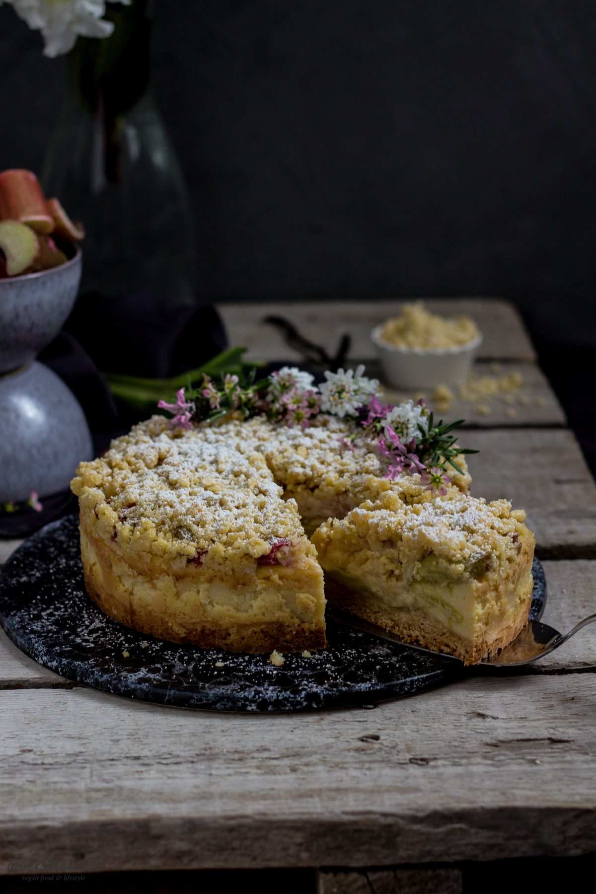 Rhabarber-Käsekuchen mit Streuseln - Glücksgenuss