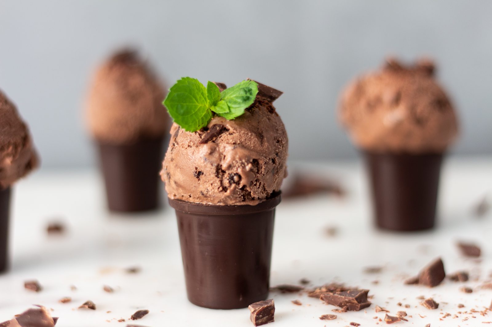 {Rezept} Selbstgemachtes veganes Schokoladeneis mit Schokostückchen ... {Rezept} Selbstgemachtes veganes Schokoladeneis mit Schokostückchen ...