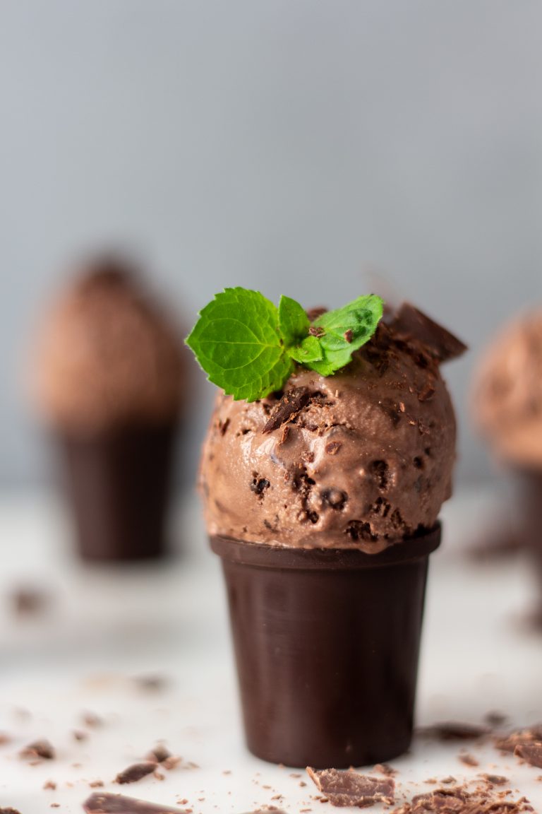 {Rezept} Selbstgemachtes veganes Schokoladeneis mit Schokostückchen ... {Rezept} Selbstgemachtes veganes Schokoladeneis mit Schokostückchen ...