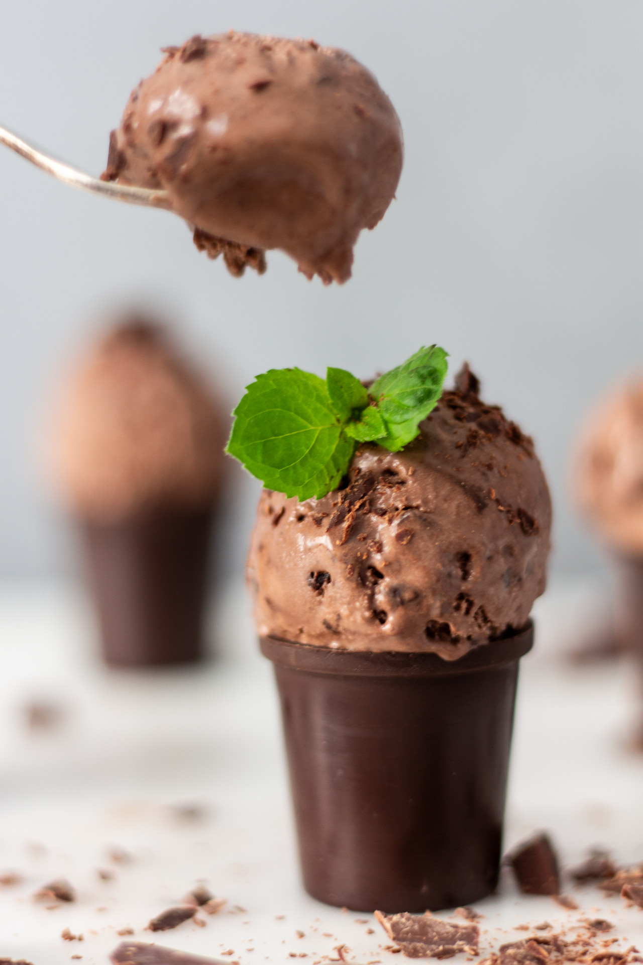 {Rezept} Selbstgemachtes veganes Schokoladeneis mit Schokostückchen ...