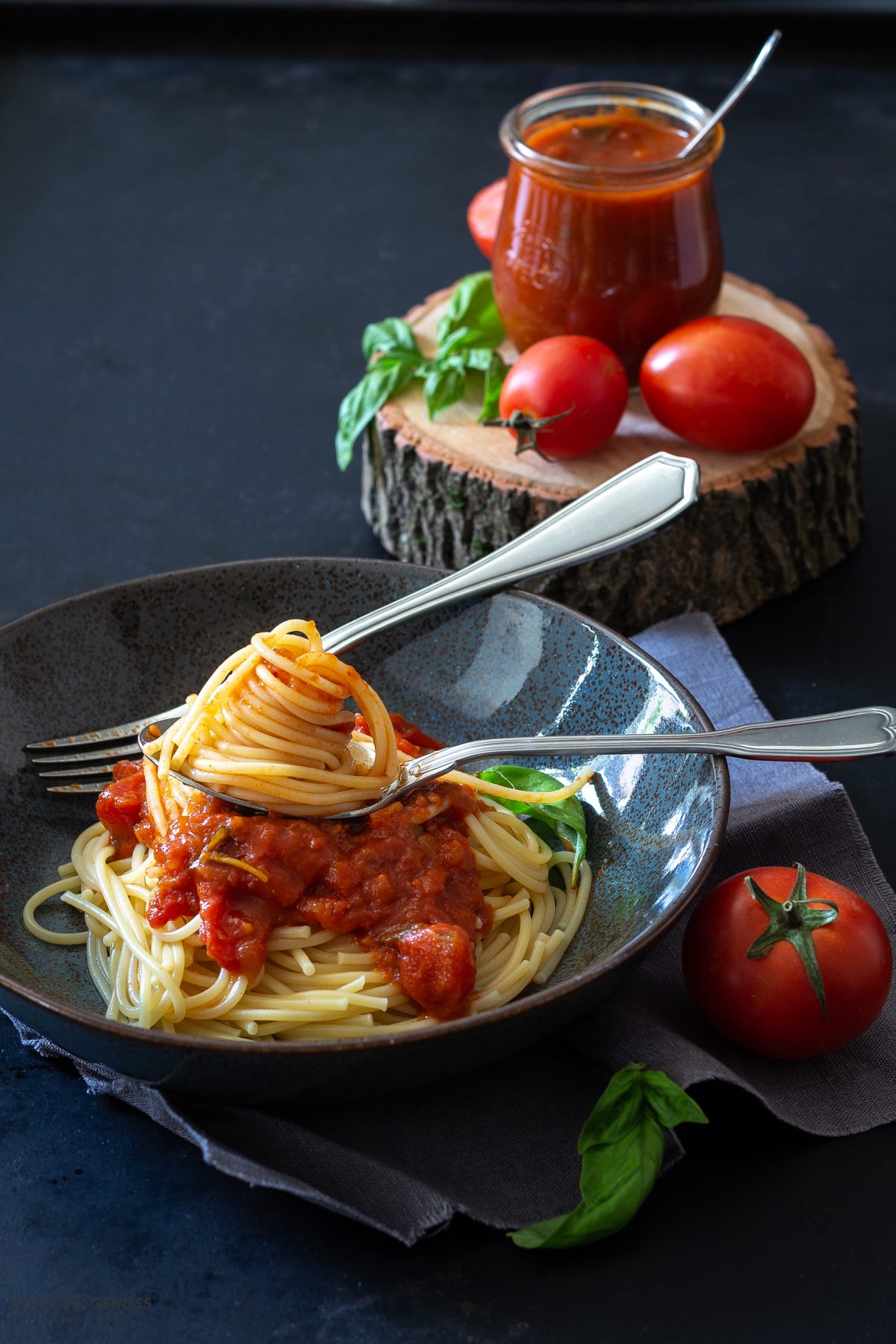 Die beste selbstgemachte Tomatensoße für Groß &amp; Klein - Glücksgenuss