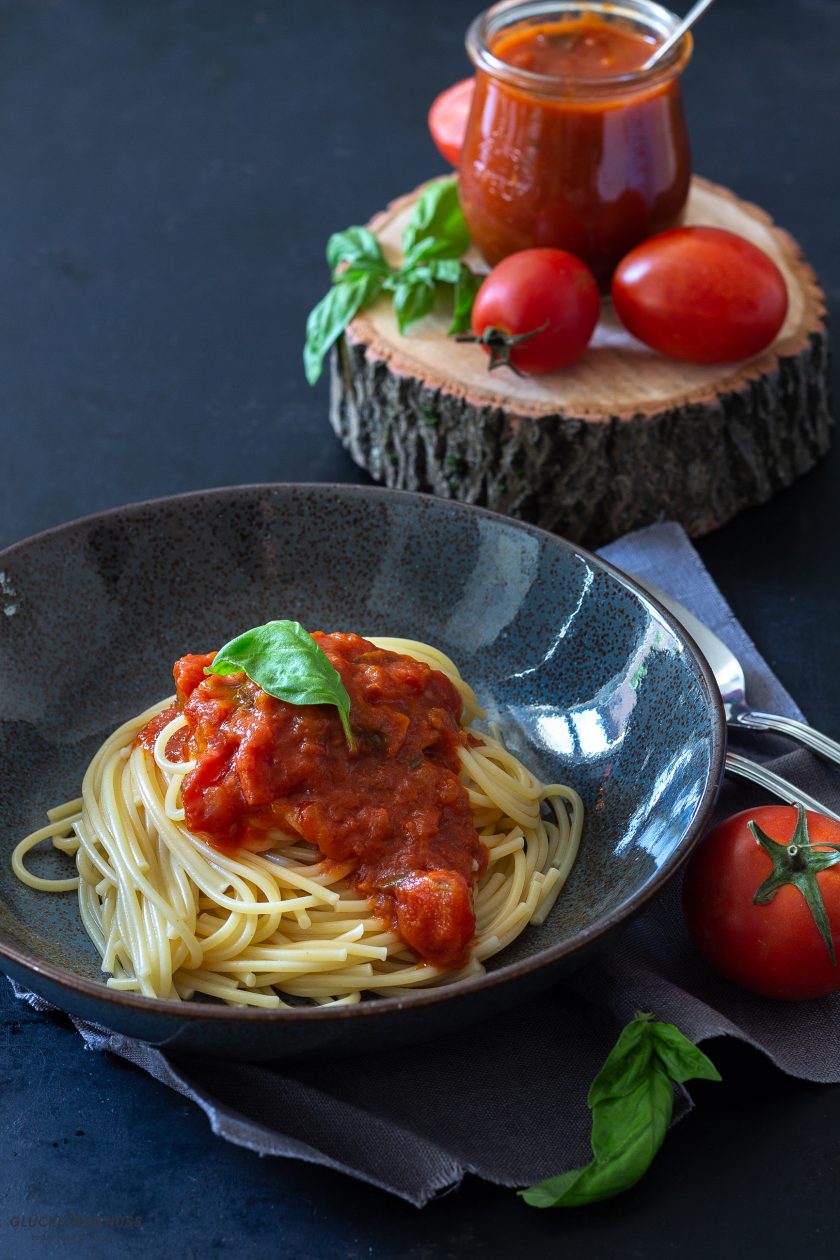 Die beste selbstgemachte Tomatensoße für Groß &amp; Klein - Glücksgenuss