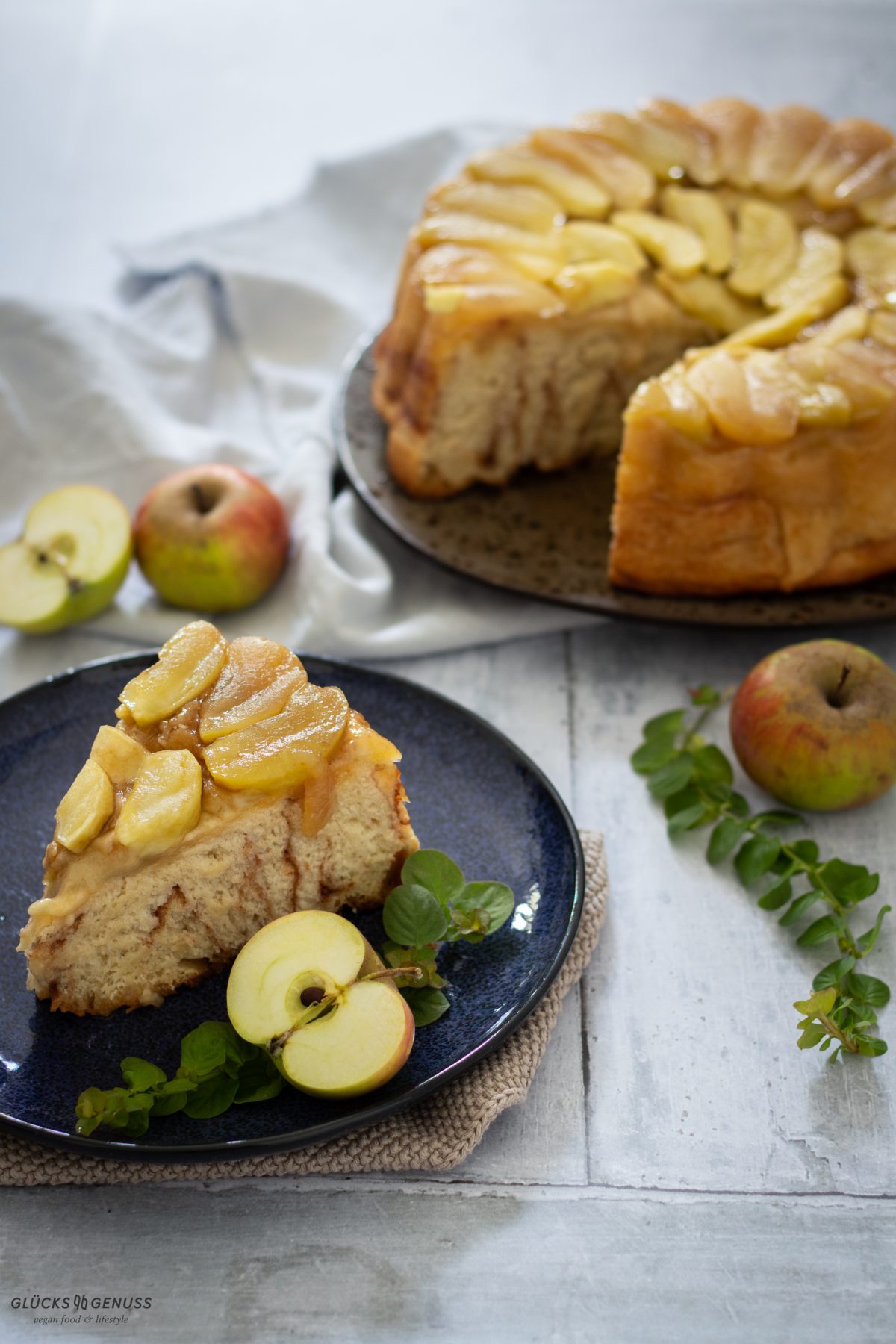 Gestürzter Apfel-Zimtschnecken-Kuchen mit Karamell - Glücksgenuss