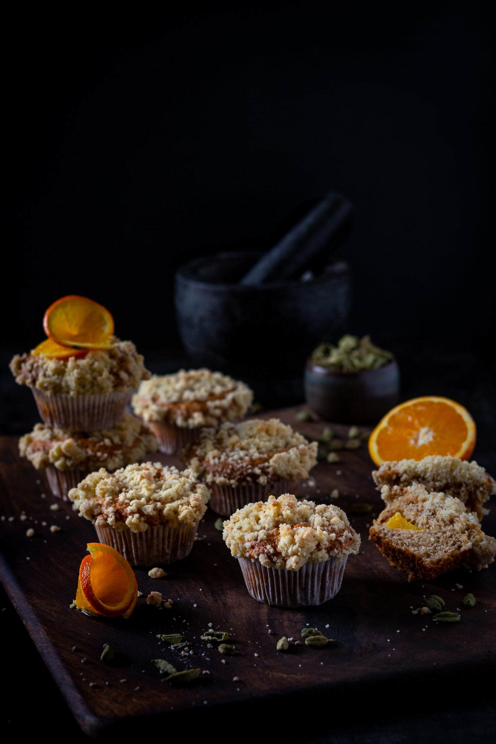 Orangen-Muffins mit Kardamomstreuseln - Glücksgenuss