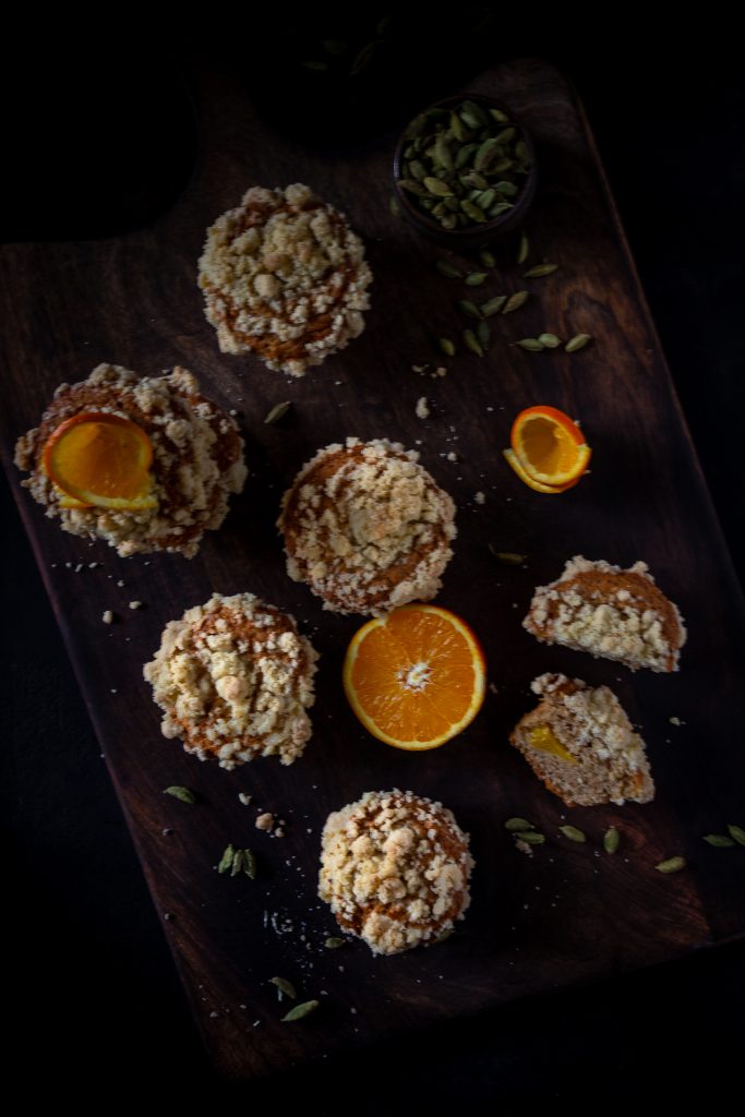 Orangenmuffins mit Kardamomstreuseln