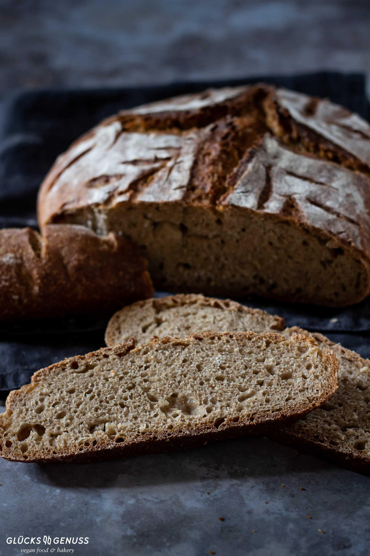 Saftiges Dinkel-Quark-Brot mit Sauerteig / vegan - Glücksgenuss