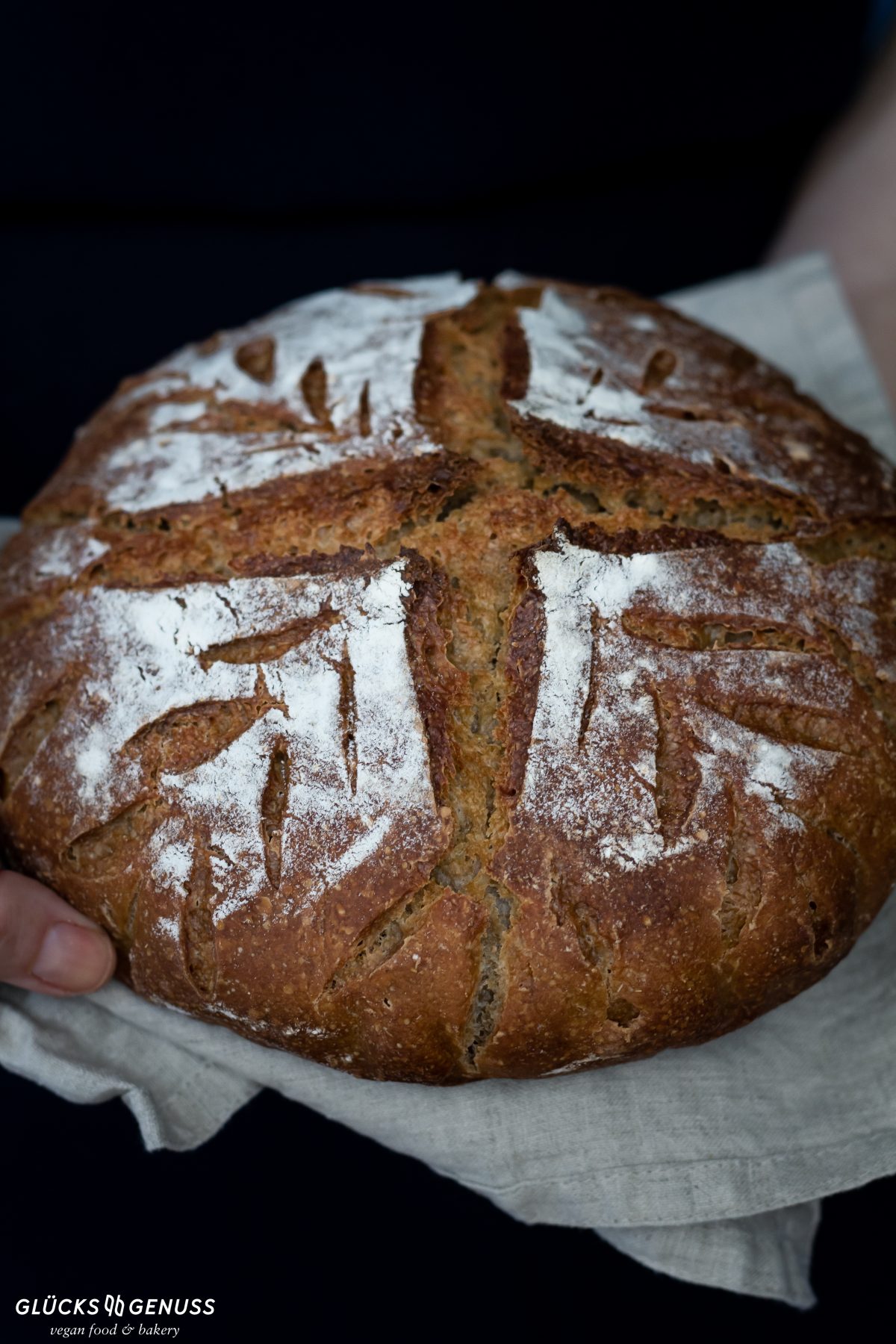 Saftiges Dinkel-Quark-Brot mit Sauerteig / vegan - Glücksgenuss