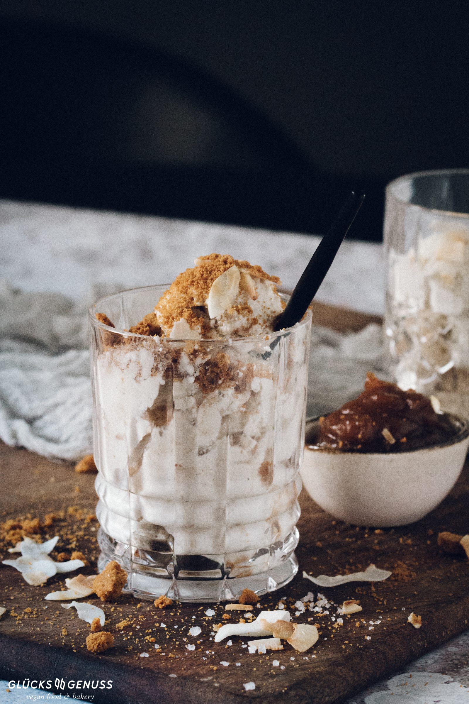 Cremiges Kokoseis mit Dattelkaramell - Glücksgenuss
