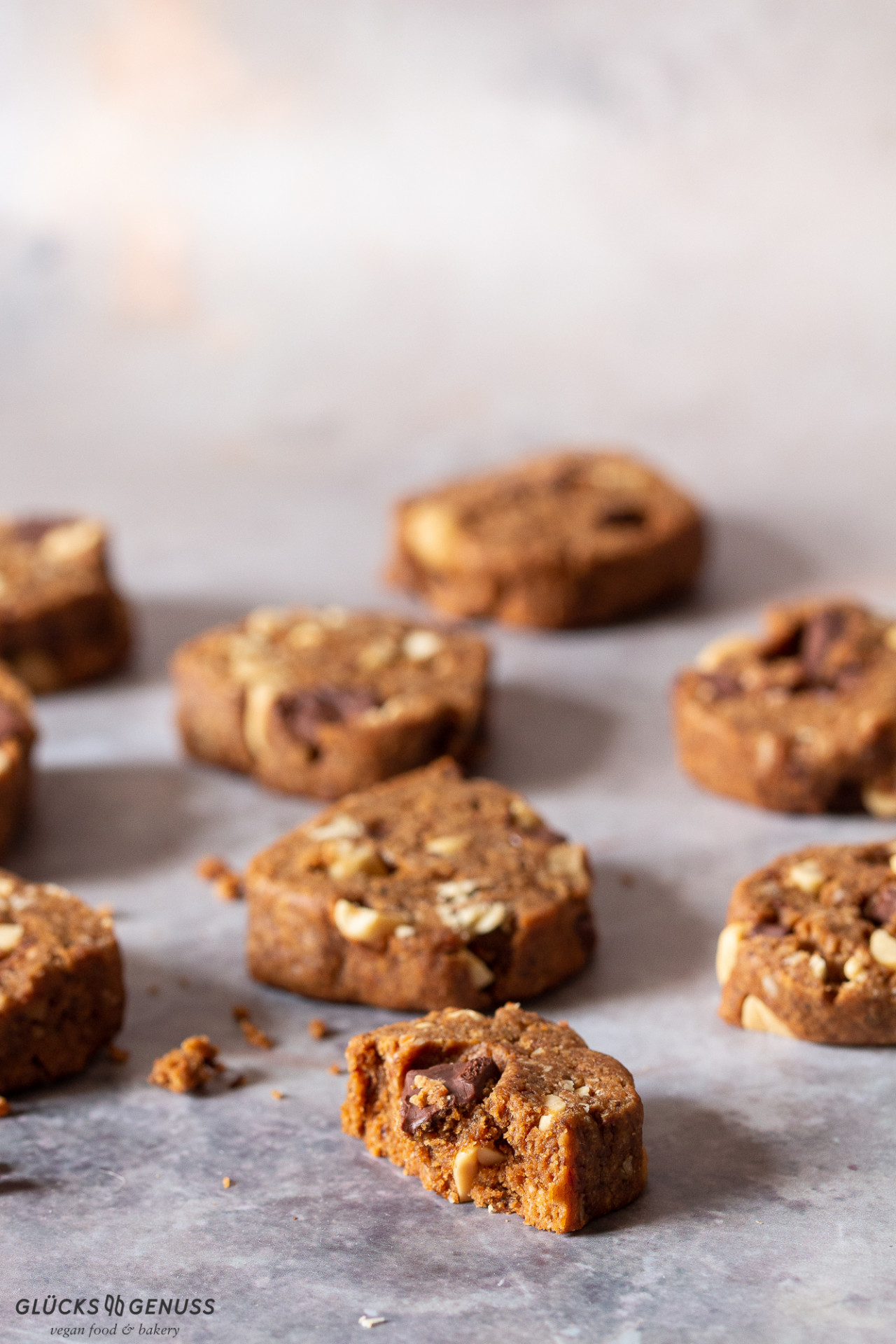 Die besten Schokoladen-Erdnuss-Cookies / vegan &amp; glutenfrei - Glücksgenuss