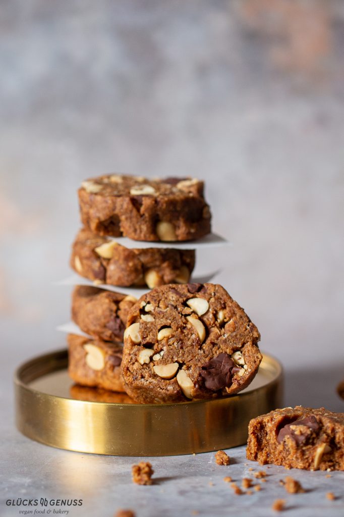 Schokoladen-Erdnuss-Cookies gestapelt