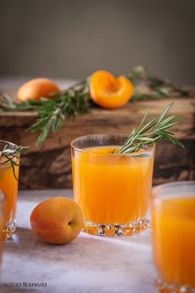 Aprikosen-Rosmarin-Drink mit Whiskey