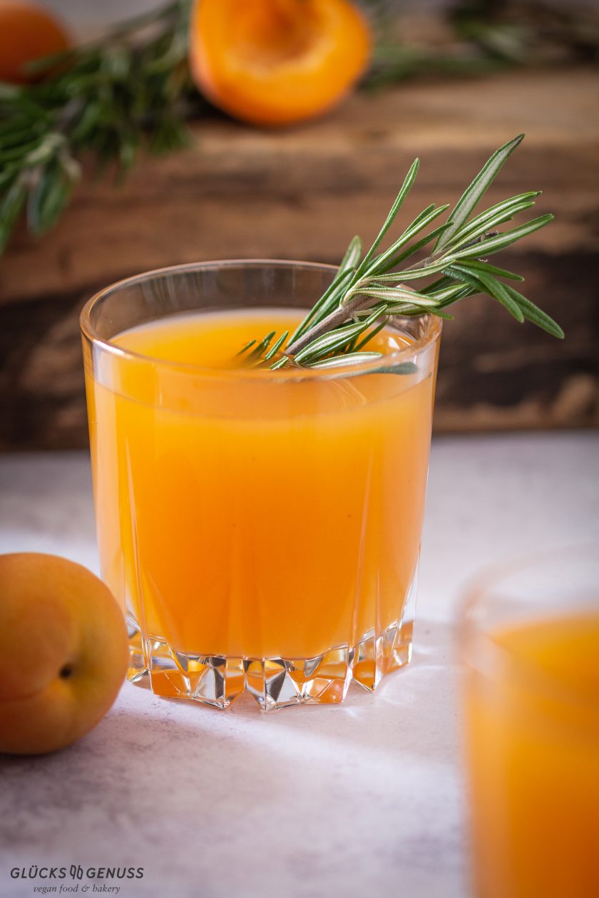 Aprikosen-Rosmarin-Drink mit Whiskey - Glücksgenuss
