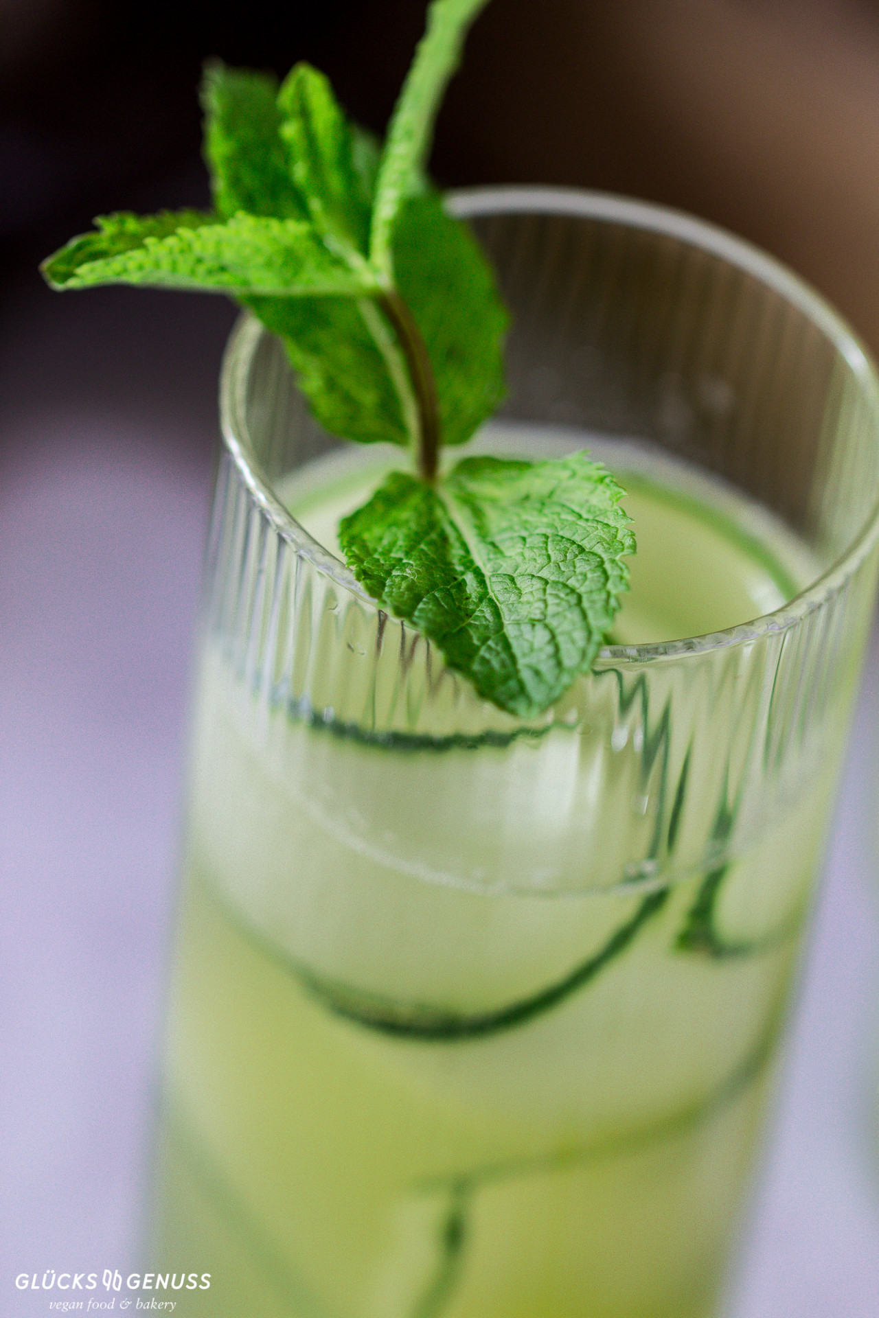 Selbstgemachte Limonade mit GurkenMinzSirup Glücksgenuss