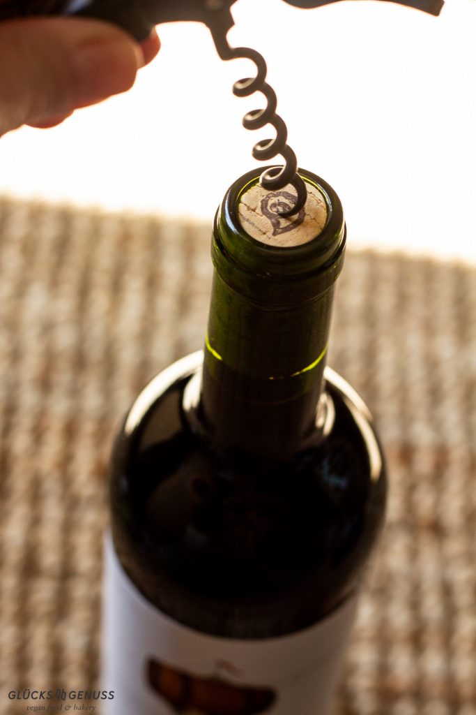 Öffnen einer Flasche Wein