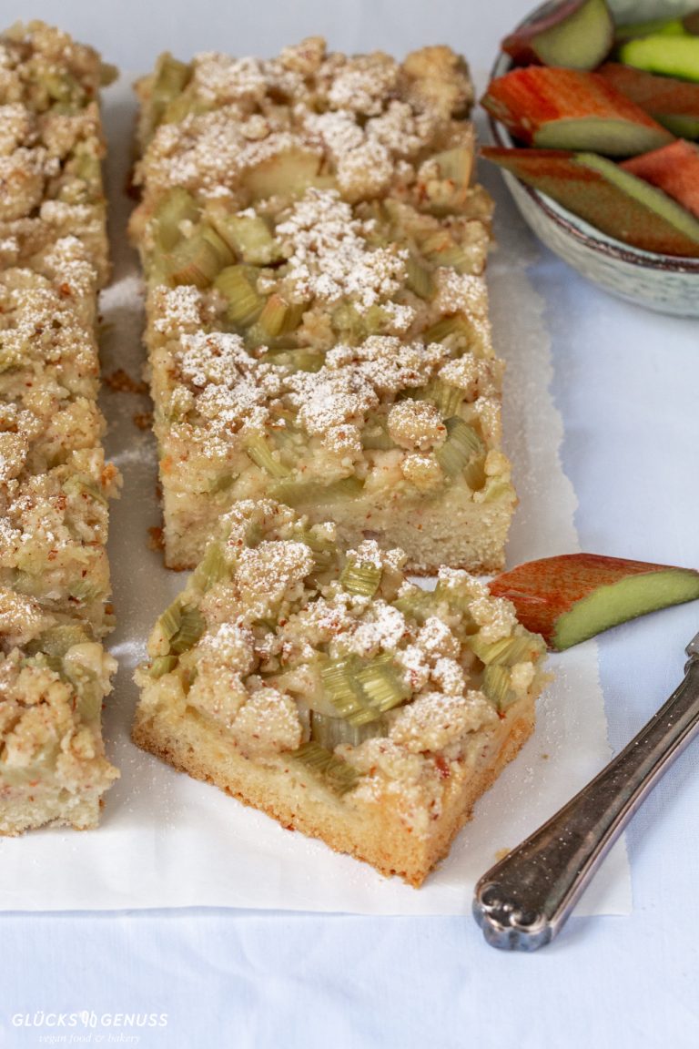 Schneller Rhabarberkuchen mit Streuseln - Glücksgenuss