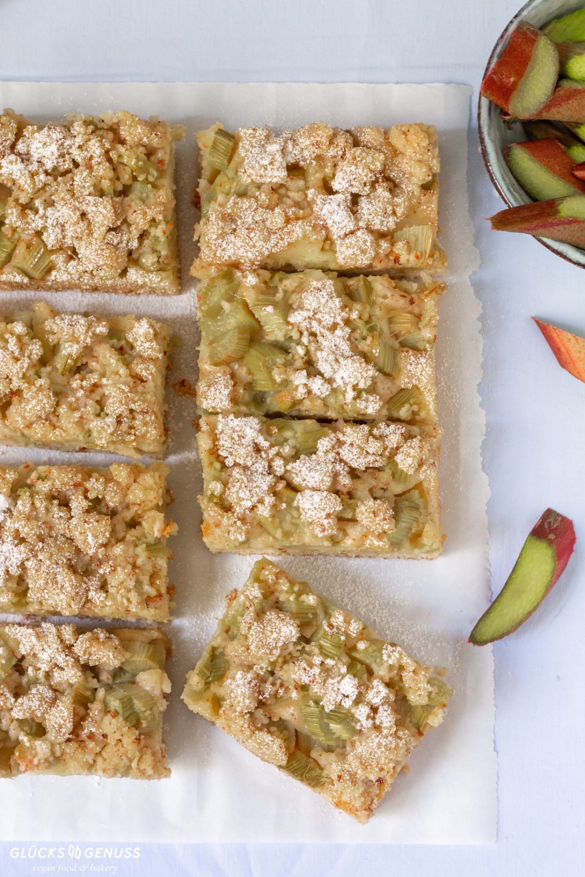 Schneller Rhabarberkuchen mit Streuseln - Glücksgenuss