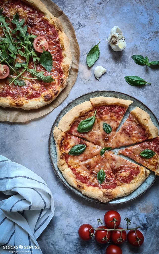 Napolitanische Pizza mit Tomaten und Basilikum
