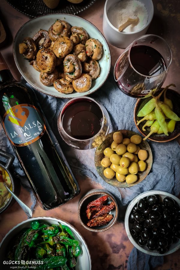 Winterliche Apfel-Biskuit-Torte - Glücksgenuss Winterliche Apfel-Biskuit-Torte - Glücksgenuss