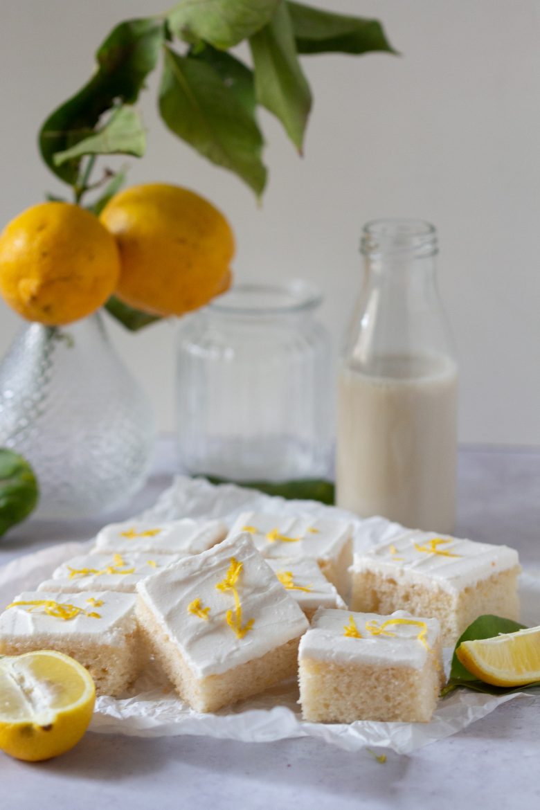 Saftige Zitronenschnitten mit Frosting - Glücksgenuss
