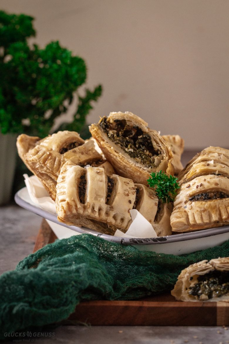 Gefüllte Spinattaschen mit Sesam - Glücksgenuss Gefüllte Spinattaschen mit Sesam - Glücksgenuss