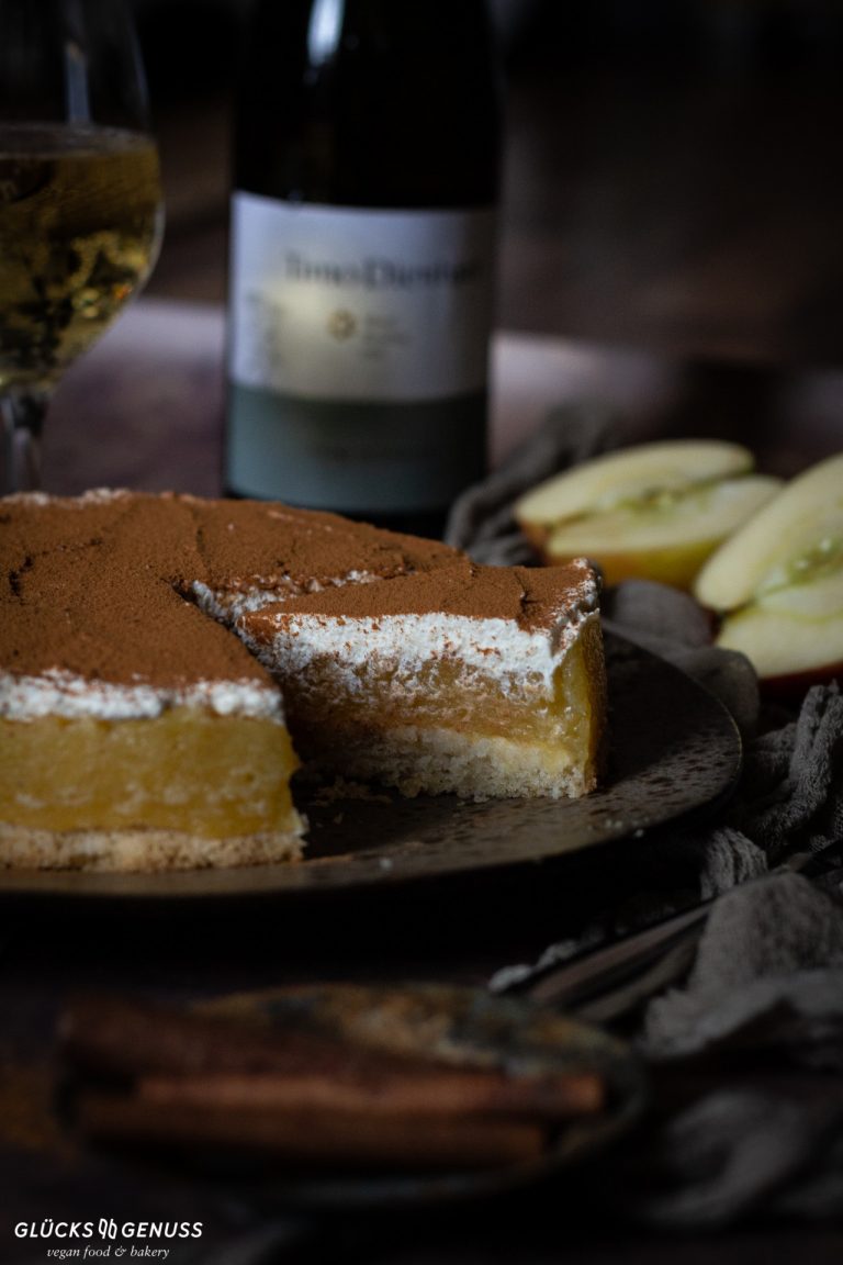Herbstlicher Apfel-Wein-Kuchen mit Zimtsahne - Glücksgenuss