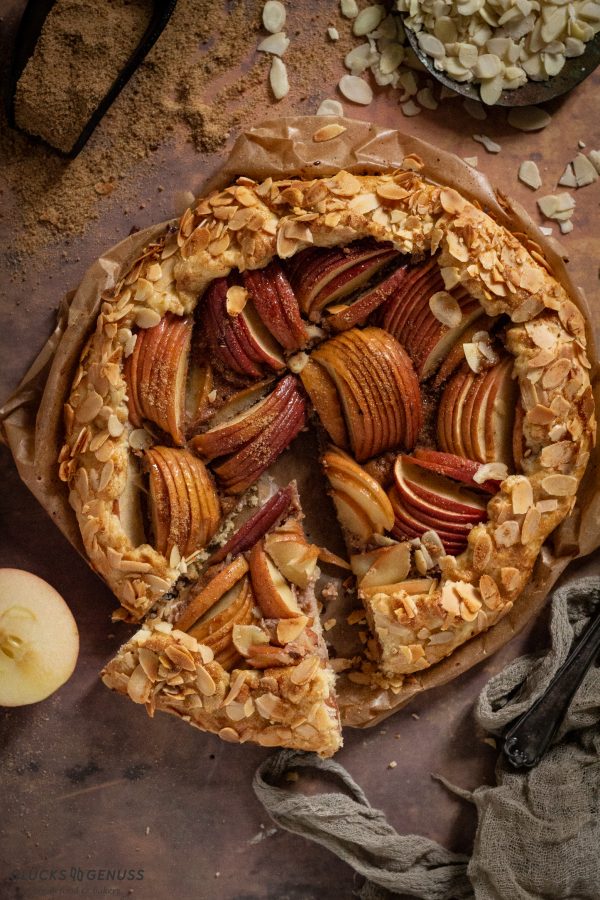 Winterliche Apfel-Biskuit-Torte - Glücksgenuss Winterliche Apfel-Biskuit-Torte - Glücksgenuss